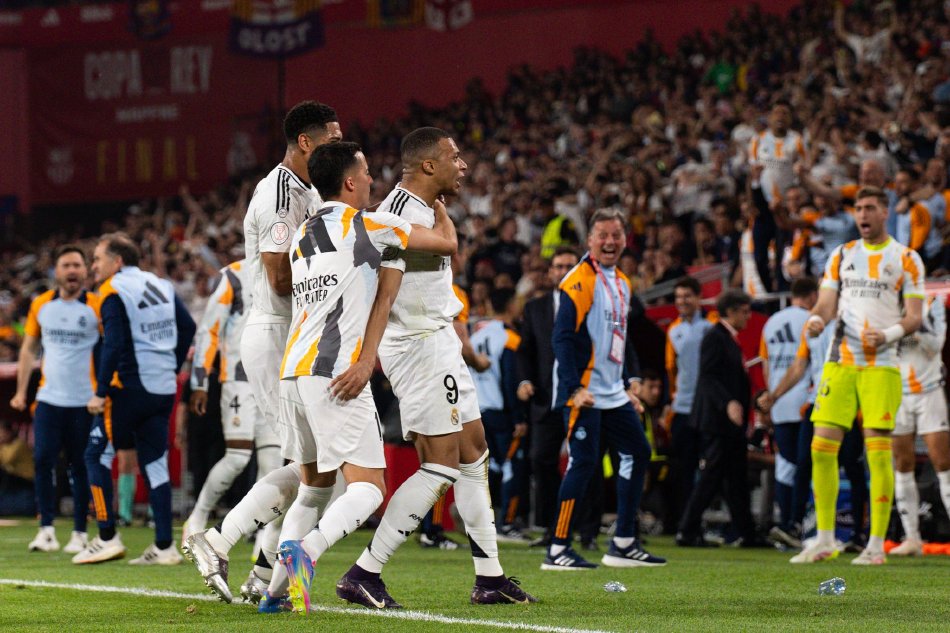 巴萨完胜中国，孔德点燃赛场